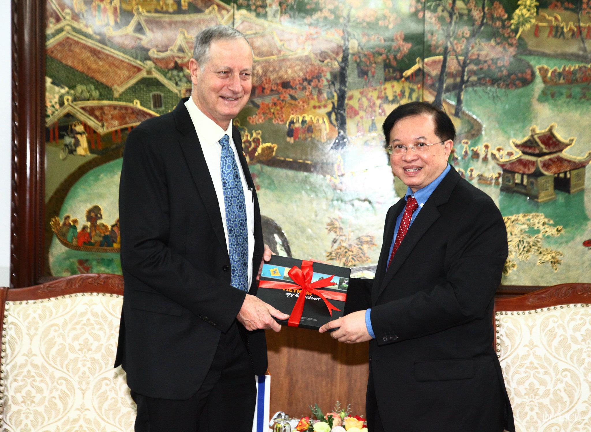 Thứ trưởng Tạ Quang Đông tặng quà cho Đại sứ Yaron Mayer